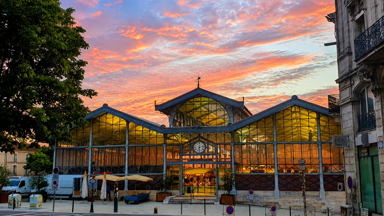 Extérieur des Halles centrales d'Angoulême au coucher du soleil, verrière métallique du dix-neuvième siècle