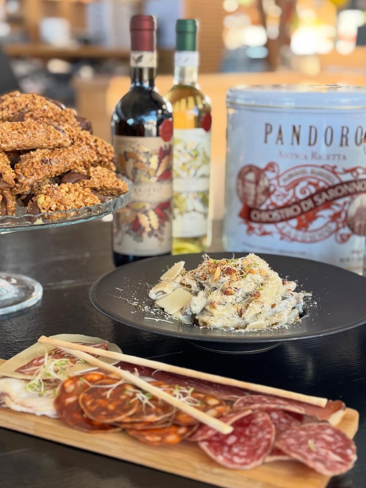 Planche de charcuteries et fromages italiens, grissini et pâtes crémeuses aux amandes et parmesan